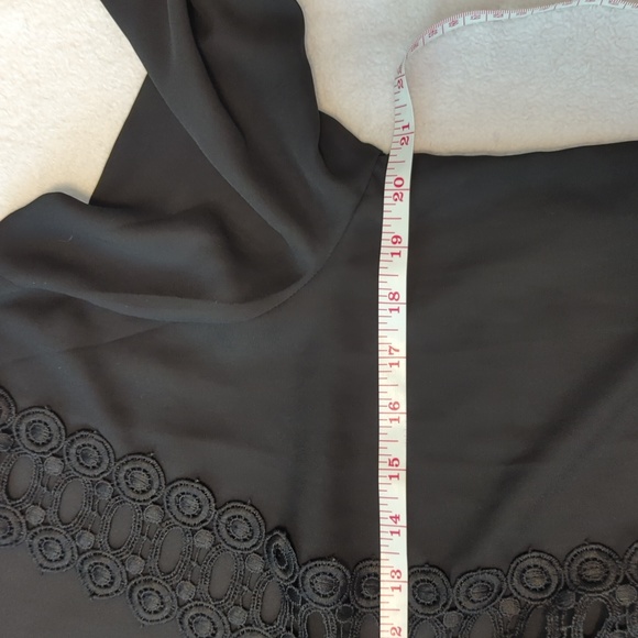 Woman's Lace Beach Coverup - Picture 5 of 10